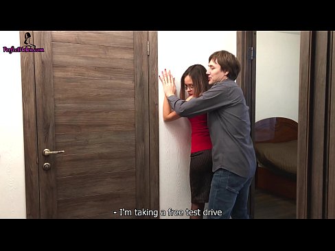 ❤️ Cuireann Realtor Gnéasach a cuid púitsí agus a fucks uirthi féin agus í ag díol a hárasáin - Krempai ❤️ Super sex ag ga.gaypornforyou.ru ❌️